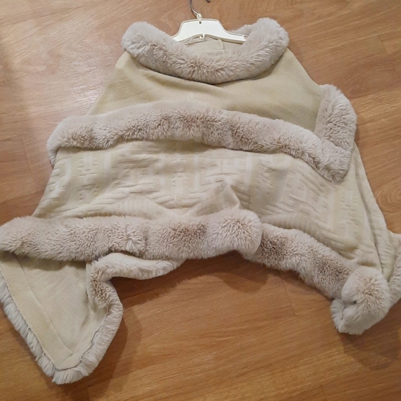 Tan shawl - Picture 1 of 2
